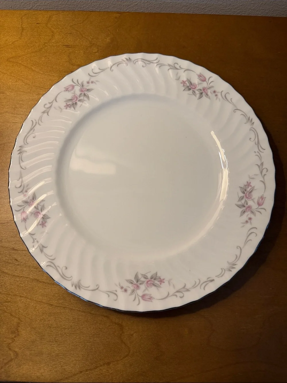 Vintage Gold Standard GST1 Scalloped Dinner Plate